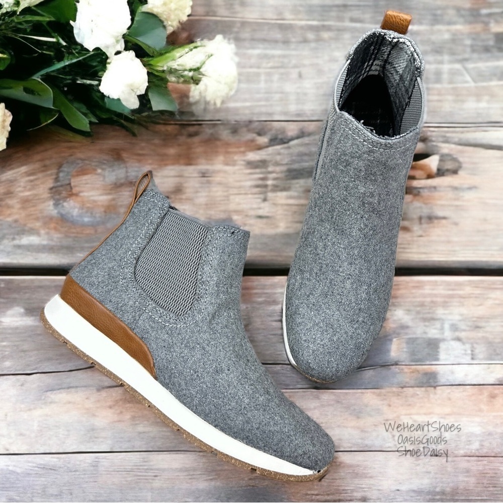 NIB BOC Born Kara Faux Wool Ankle Chelsea Boots Booties Grey Pull On